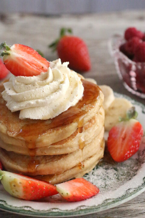 Så goda pannkakor med sirap och grädde.