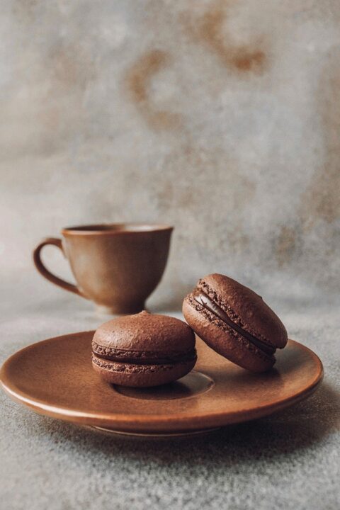 Det kan vara gott med choklad macarons till mineralvatten. Samt en stark espresso kaffe till.