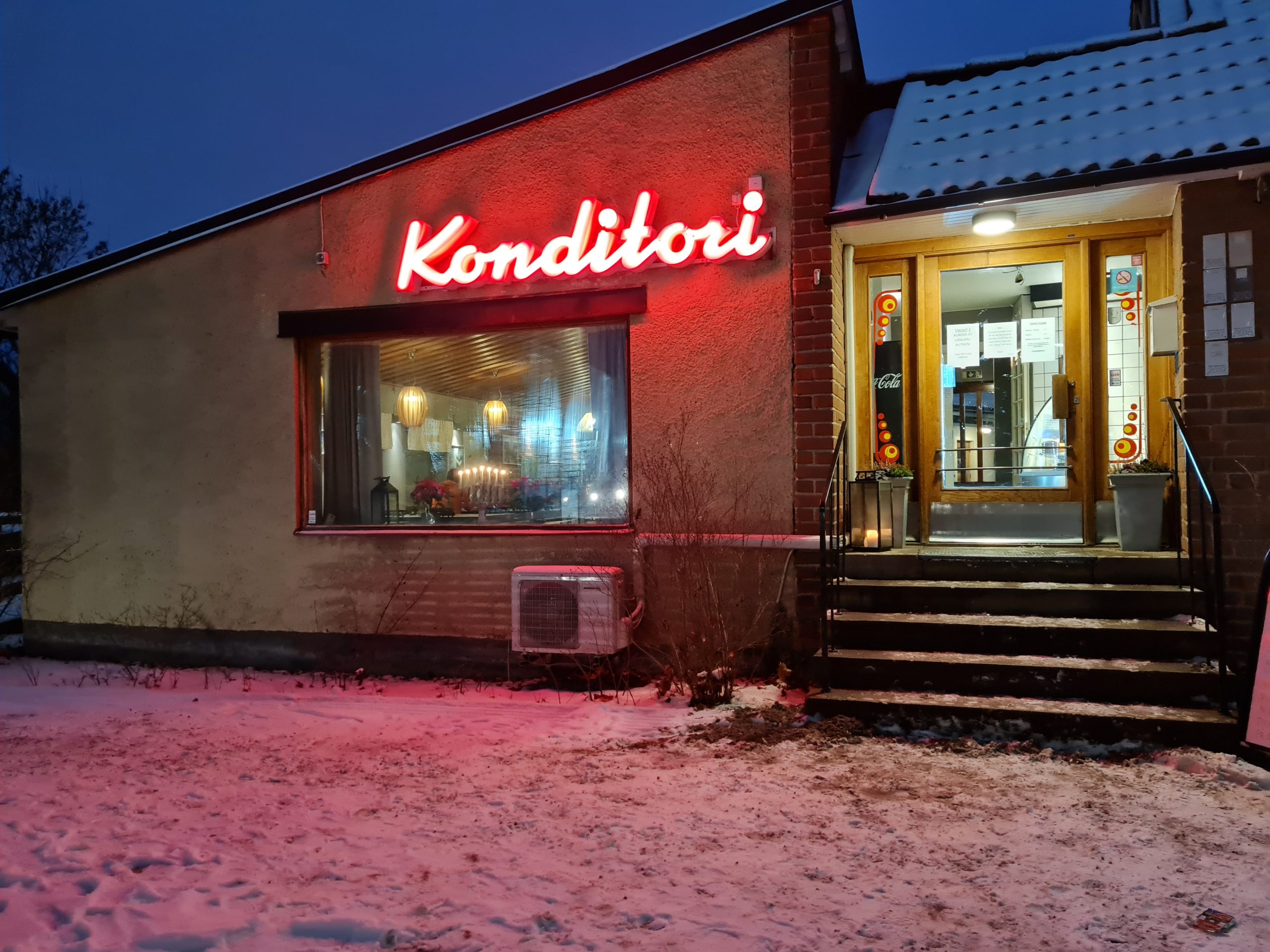 Här ser ni Konditori och bageriet Brantingstorg i Uppsala. Man kan så klart beställa tårtor, bakverk och olika sorters kakor med sig hem.