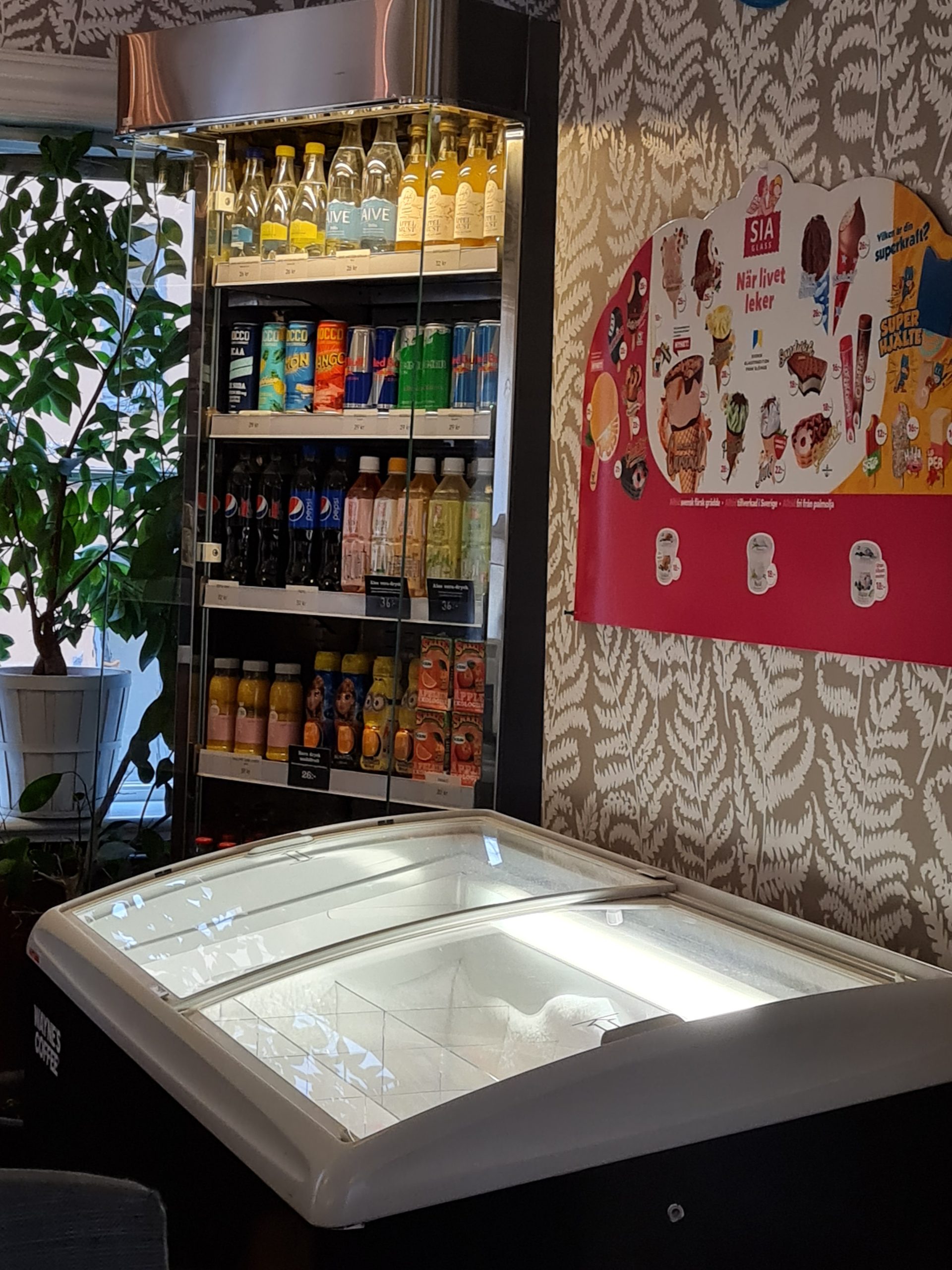 Här har du frys för färdig glass man kan köpa på bageriet Brantingstorg Uppsala härligaste bageri. De har förutom glass även tårtor, kakor, fika och bullar på menyn.