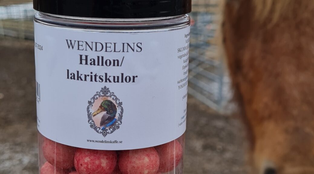 Du kan tex köpa hem hallon/lakrits kulor från Wendelins godis för inköpspris och sälja. Här har du stora marginaler du köper in för ca 36 kr styck för 200 gram och säljer för 136 kr vidare. Ni bestämmer priset själva.