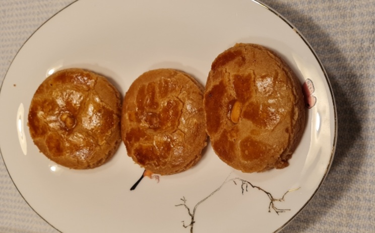 Här ser vi en enkel kaka gjord på smördeg och mandel i mitten. Du behöver 7 olika sorters kakor som du kan sälja vidare för att tjäna. pengar till klassen eller tjäna pengar till klassresan.