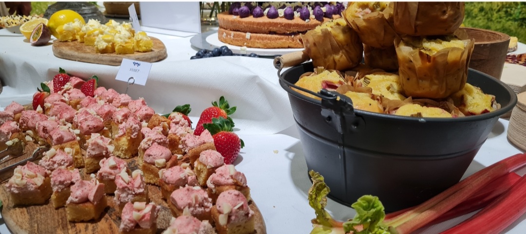 Baka fyrkantig stor muffins dela in i små kuber