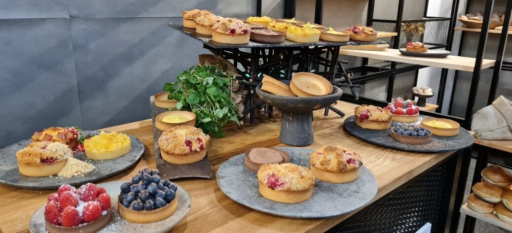 Besök olika caféer och be om att få jobba som diskare mm. Detta för att var och en som jobbar ska samla pengar till er klassresa eller liknande.