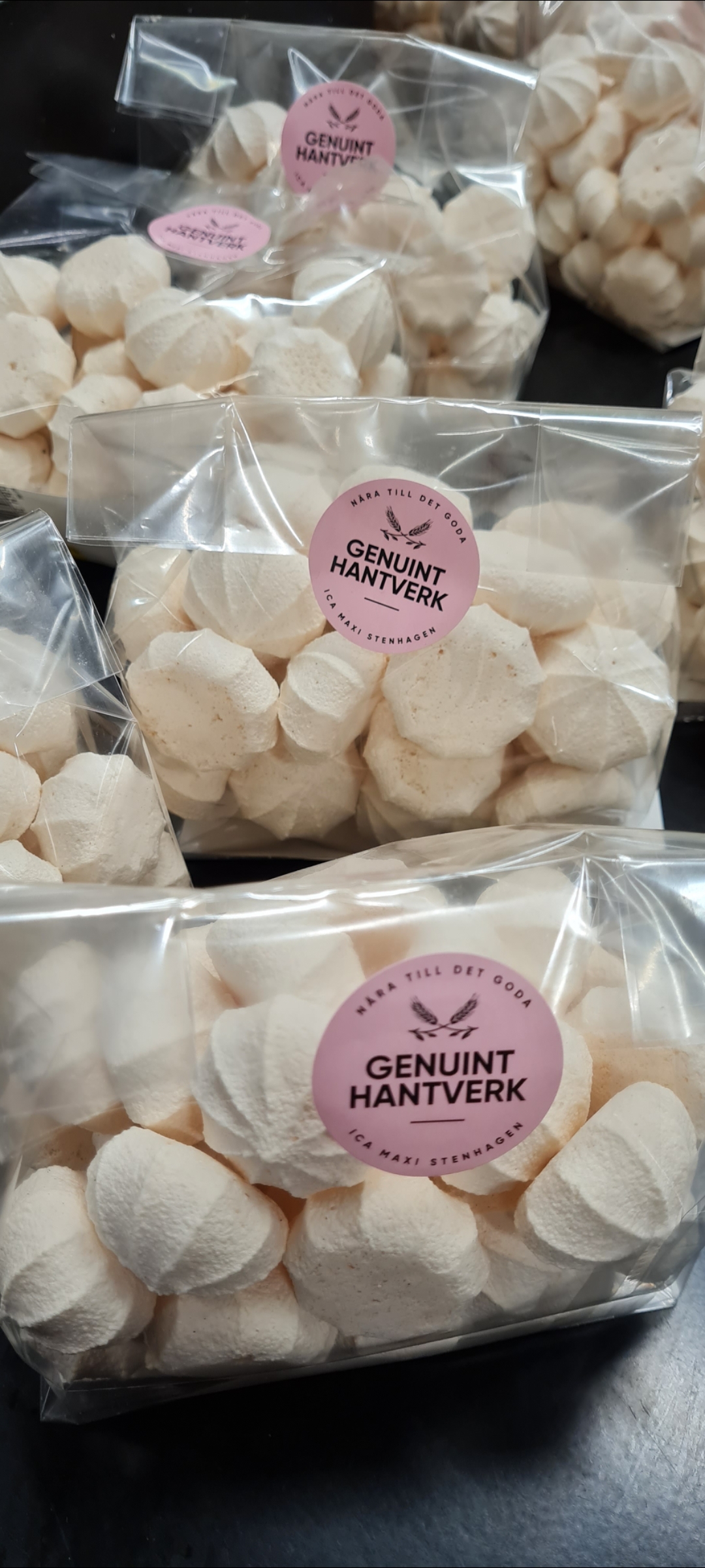 Här har vi genuint hantverk bakade på plats ICA Maxi Stenhagen. Med en dekorativ söt rosa logga på sina maränger.