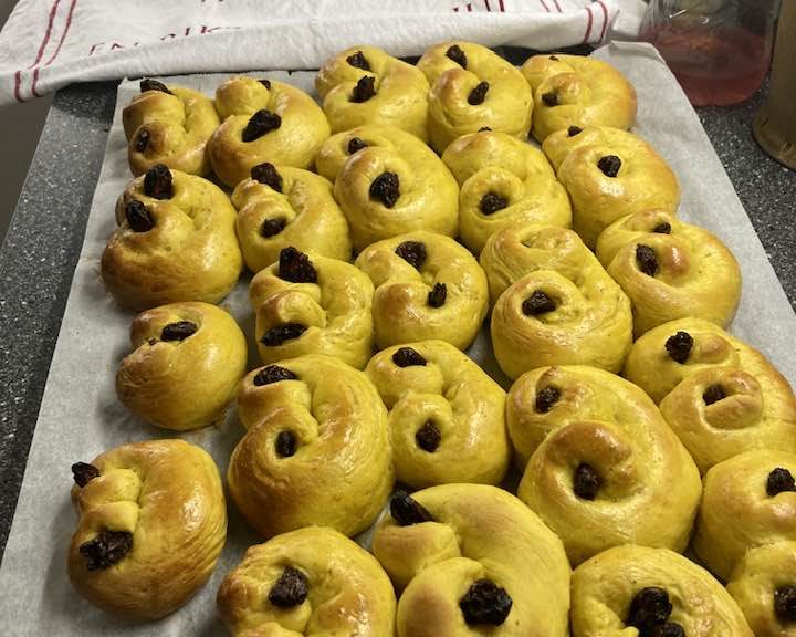 Baka saffransbullar till påsk